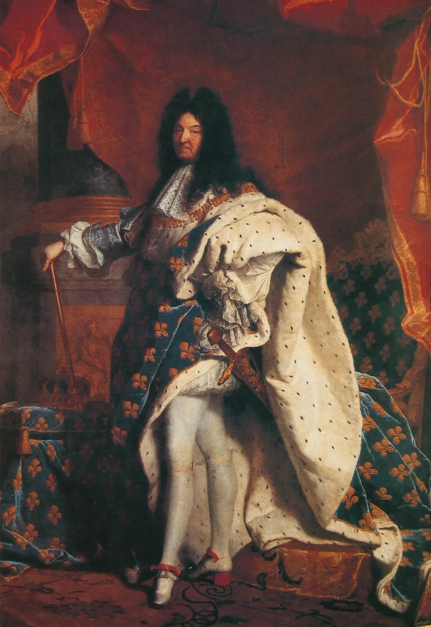 Retrato de aparato de cuerpo entero: el rey, con peluca larga, envuelto en un manto de armiño sembrado de flores de lis; el cetro apoyado en el suelo, la corona sobre un cojín a la izquierda, una columna clásica y un cortinaje al fondo.