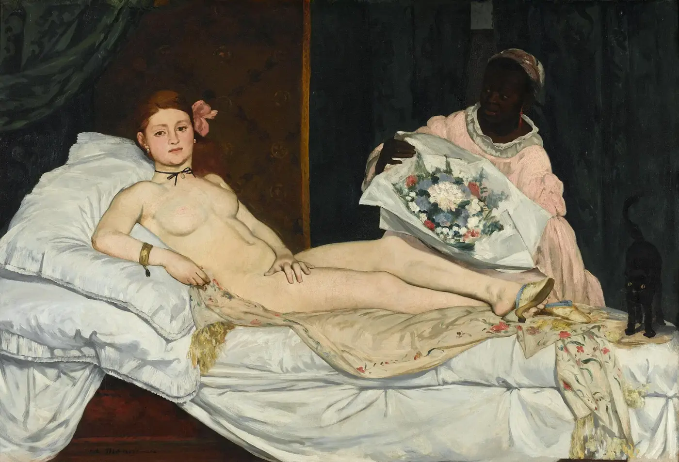 Mujer desnuda recostada sobre almohadones blancos, con una cinta negra al cuello y una flor en el pelo, mirando de frente al espectador; a la derecha, una sirvienta le trae un ramo y a los pies del lecho hay un gato negro.